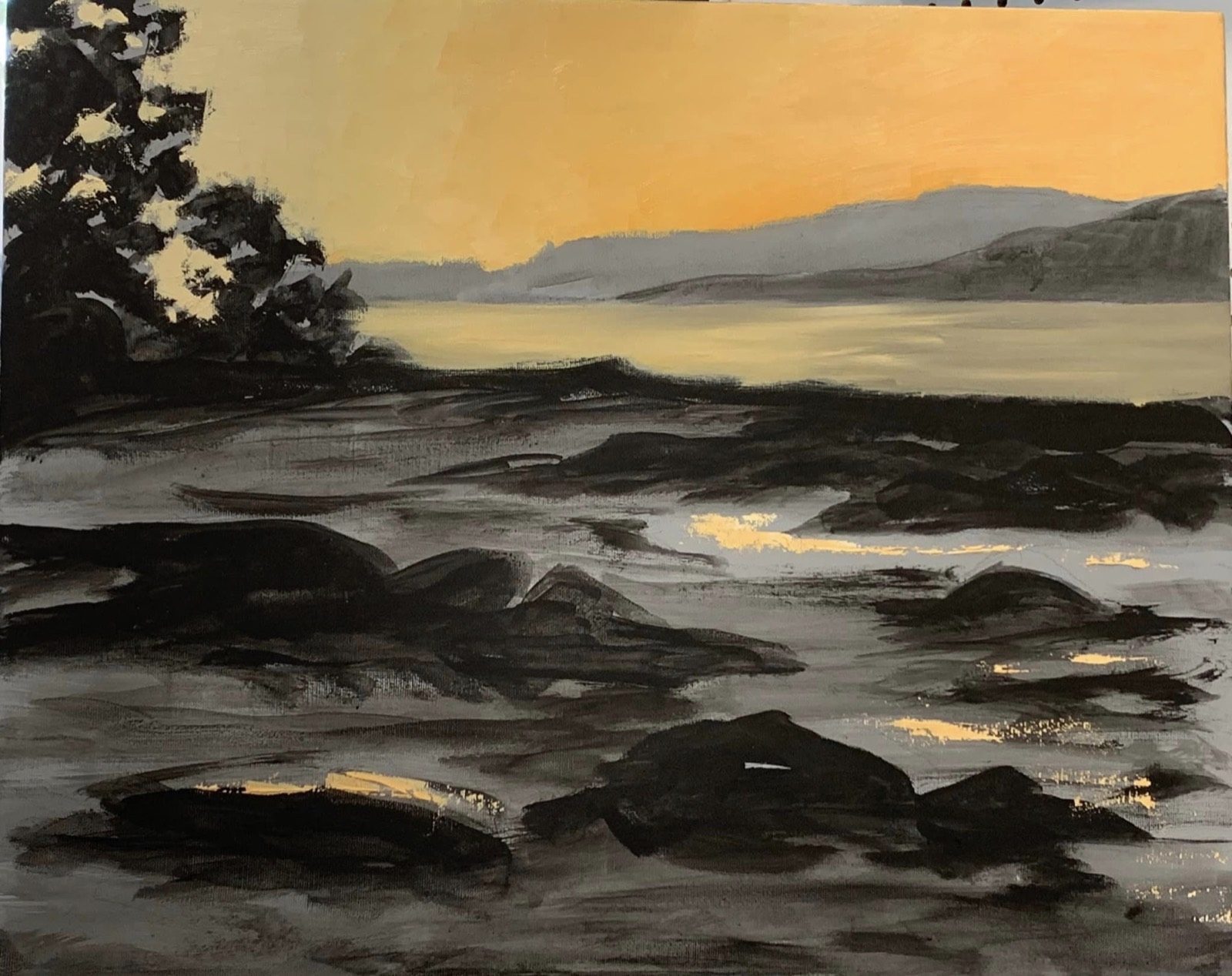 Toile en cours : rive rocheuse du fjord au coucher du soleil, premières couches de peinture