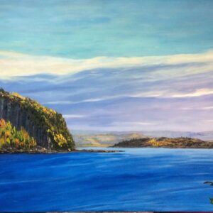 Le Fjord, huile de Jean Delisle : le fjord du Saguenay en automne, eau bleu profond entre des caps boisés orangés, ciel pâle