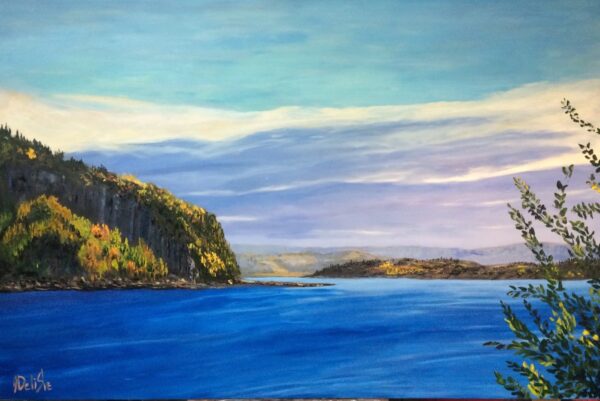 Le Fjord, huile de Jean Delisle : le fjord du Saguenay en automne, eau bleu profond entre des caps boisés orangés, ciel pâle